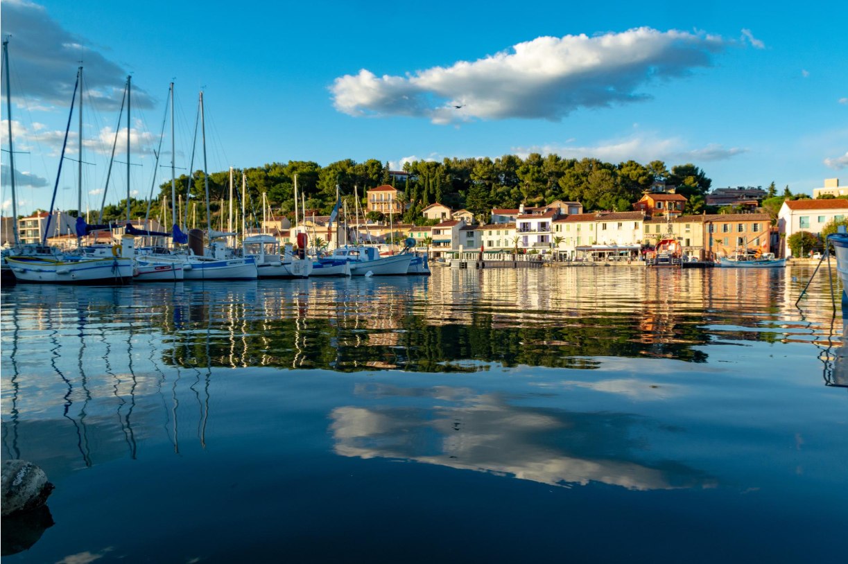 Vue du port de Saint-Mandrier-sur-Mer avec ses voiliers et ses maisons colorées